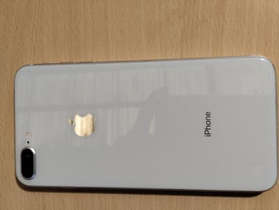 un gros plan d'un iPhone blanc avec le logo Apple au dos
