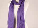 un gros plan d'une écharpe violette sur le torse d'un mannequin
