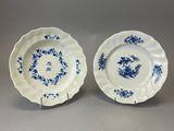 une paire d'assiettes bleues et blanches ornées de motifs floraux