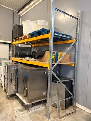 une étagère métallique sur laquelle sont posés tout un tas d'objets
