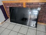 un grand miroir posé à même le sol devant un mur de briques