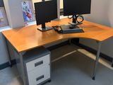 un bureau équipé de deux écrans et d'un clavier