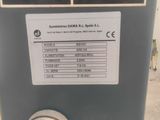 une affiche apposée sur la porte d'un immeuble qui avertit les gens de ne pas utiliser cette porte
