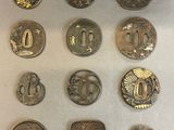 de nombreuses pièces exposées dans une vitrine
