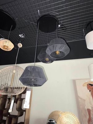 de nombreuses lampes suspendues au plafond dans une pièce