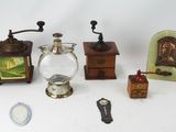 une petite collection d'objets miniatures disposés sur une surface blanche
