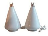 deux lampes blanches placées l'une à côté de l'autre
