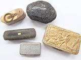 plusieurs types de bijoux en argent et en or disposés sur un fond blanc