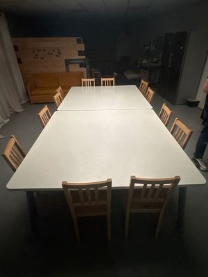 LJ ALINEA TOULON. Lot comprenant : - 2 tables carrées - 12 c…