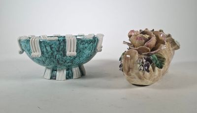deux vases posés l'un à côté de l'autre sur une table