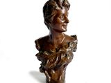 buste en bronze représentant une femme tenant un oiseau, sur fond blanc