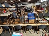 de nombreuses chaises et tables dans une pièce où se trouvent de nombreux cartons