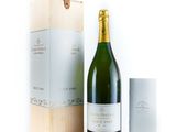 une bouteille de champagne à côté d'un carton de vin