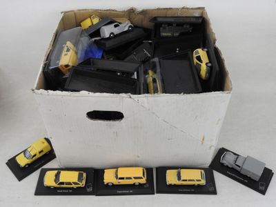 une boîte remplie de petites voitures posée sur une table