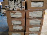 plusieurs cartons empilés les uns sur les autres dans un entrepôt