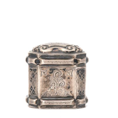 boîte ancienne en argent avec un motif décoratif sur le couvercle
