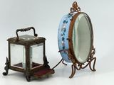 un petit miroir posé à côté d'un autre petit miroir