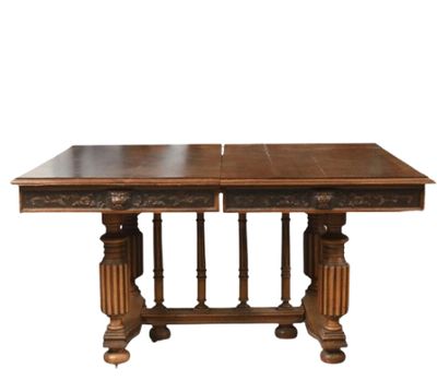 une image représentant une table en bois sur laquelle sont posées deux feuilles