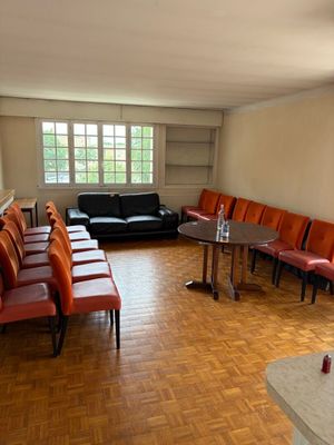une pièce dans laquelle se trouvent des chaises, une table et un canapé
