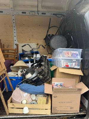une camionnette avec plein de choses à l'arrière