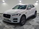 Le SUV Jaguar blanc est garé sur un sol à damier.