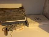 une étagère sur laquelle sont posées des serviettes et d'autres objets