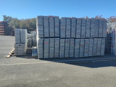 une grande pile de cartons posée au milieu d'un parking