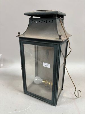 une petite lanterne noire allumée