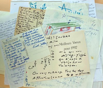 Des papiers et des notes manuscrites sont empilés les uns sur les autres sur une table
