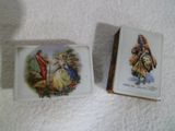 deux petites boîtes sur lesquelles figurent des photos de personnes