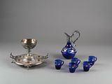 plusieurs objets en verre argenté et bleu posés sur une table