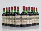 six bouteilles de vin sont alignées sur une table