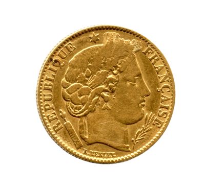 gros plan d'une pièce d'or sur fond blanc