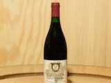 une bouteille de vin posée sur un tonneau