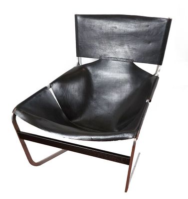 un fauteuil en cuir noir avec une structure métallique, sur fond blanc