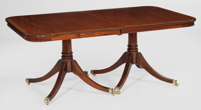 une table de salle à manger ancienne en acajou, à quatre pieds, avec deux rallonges à chaque extrémité