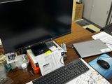 un bureau sur lequel se trouvent un ordinateur, un clavier, une souris et des papiers
