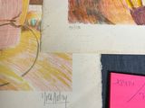 deux dessins d'enfants et un post-it posés sur une table