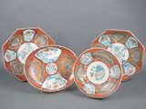 trois assiettes ornées de motifs de fleurs et de feuilles