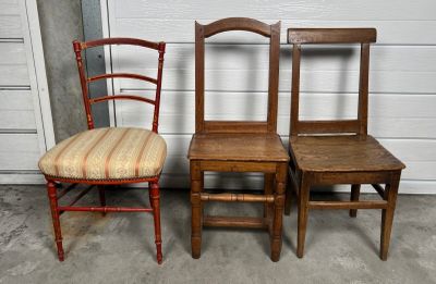 trois chaises placées les unes à côté des autres devant une porte de garage