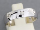 un gros plan d'une bague sertie de diamants