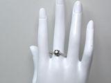 une main de mannequin blanche ornée d'une bague en diamant