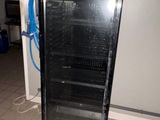 un réfrigérateur noir avec une porte vitrée dans une pièce