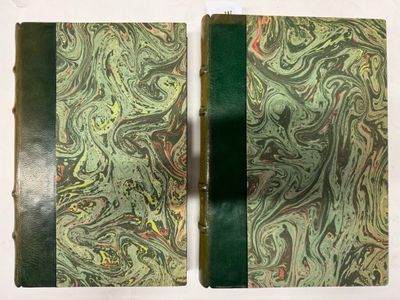 deux livres posés sur une table