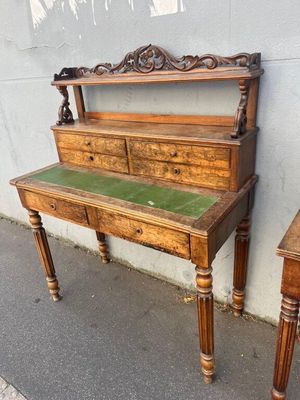deux tables en bois et un banc avec un plateau vert