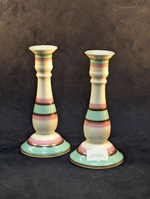 deux vases posés côte à côte sur une surface noire