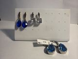 trois paires de boucles d'oreilles bleues et une paire de boucles d'oreilles en argent