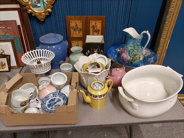 Lot : importante jardinière en porcelaine (fel), cuvette et broc,