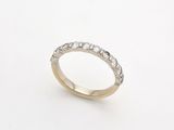 gros plan d'une bague en diamant sur une surface blanche