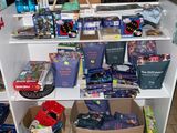 une étagère blanche remplie d'une multitude de jouets et d'autres objets